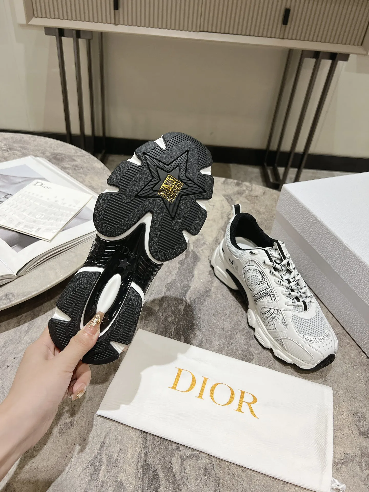 👟👟Ex-factory price 600👟👟 The latest hot model, the star model 2024 main hot product, the newly released Dior Chrono new casual sports shoes, running shoes, dad shoes are really cool, full of futuristic feeling! Really cool! Once again interpreting Dior's concept of cool fashion, the lucky star will bless you with good luck. The new EVA sole is super light and super soft! A perfect replica of the original! Fully matched material and mold! ! Women’s size: 35-39 (40.41 customized)